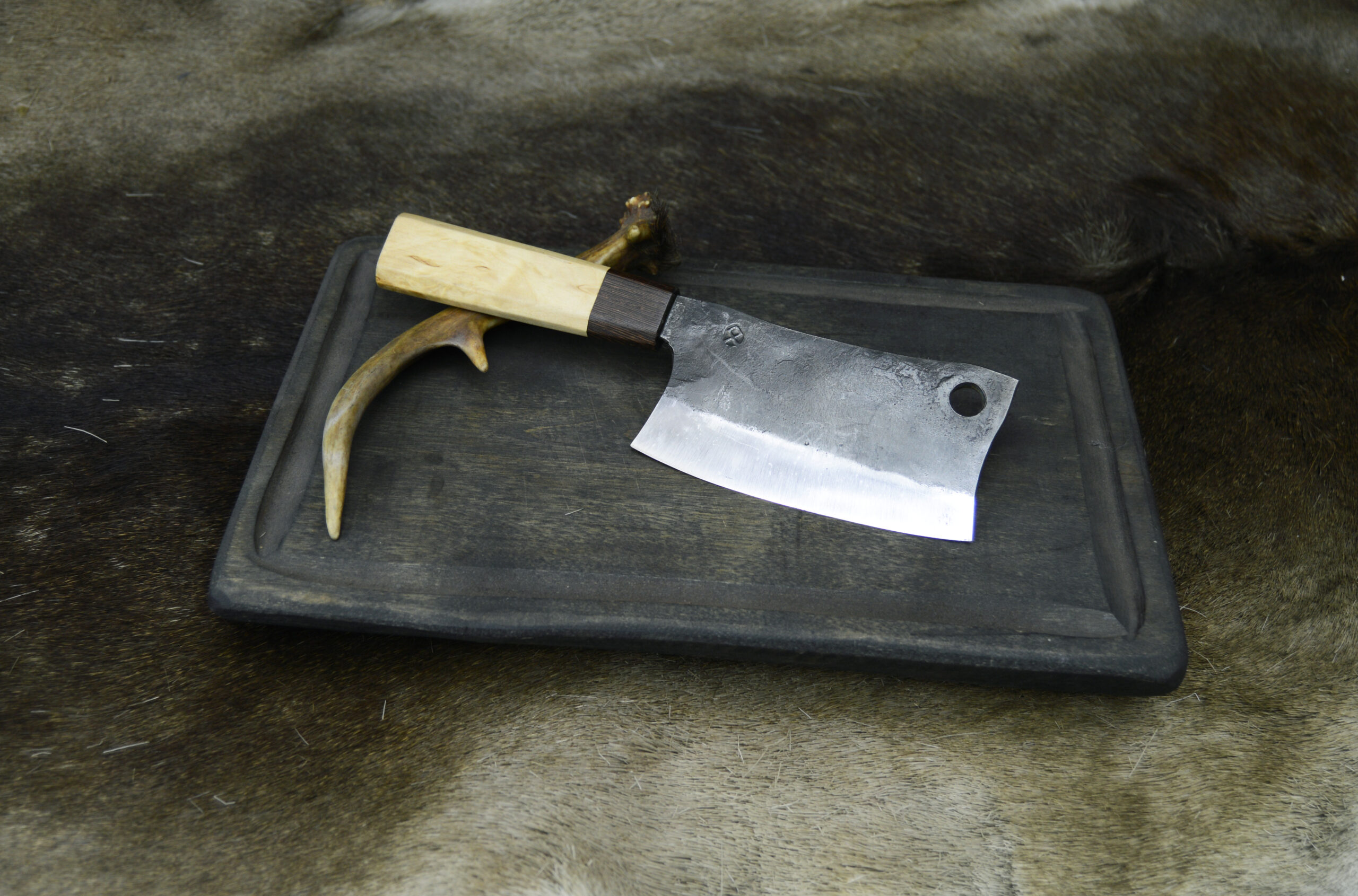 Käsin taottu lihakirves