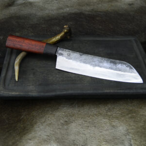 Taottu santoku-veitsi