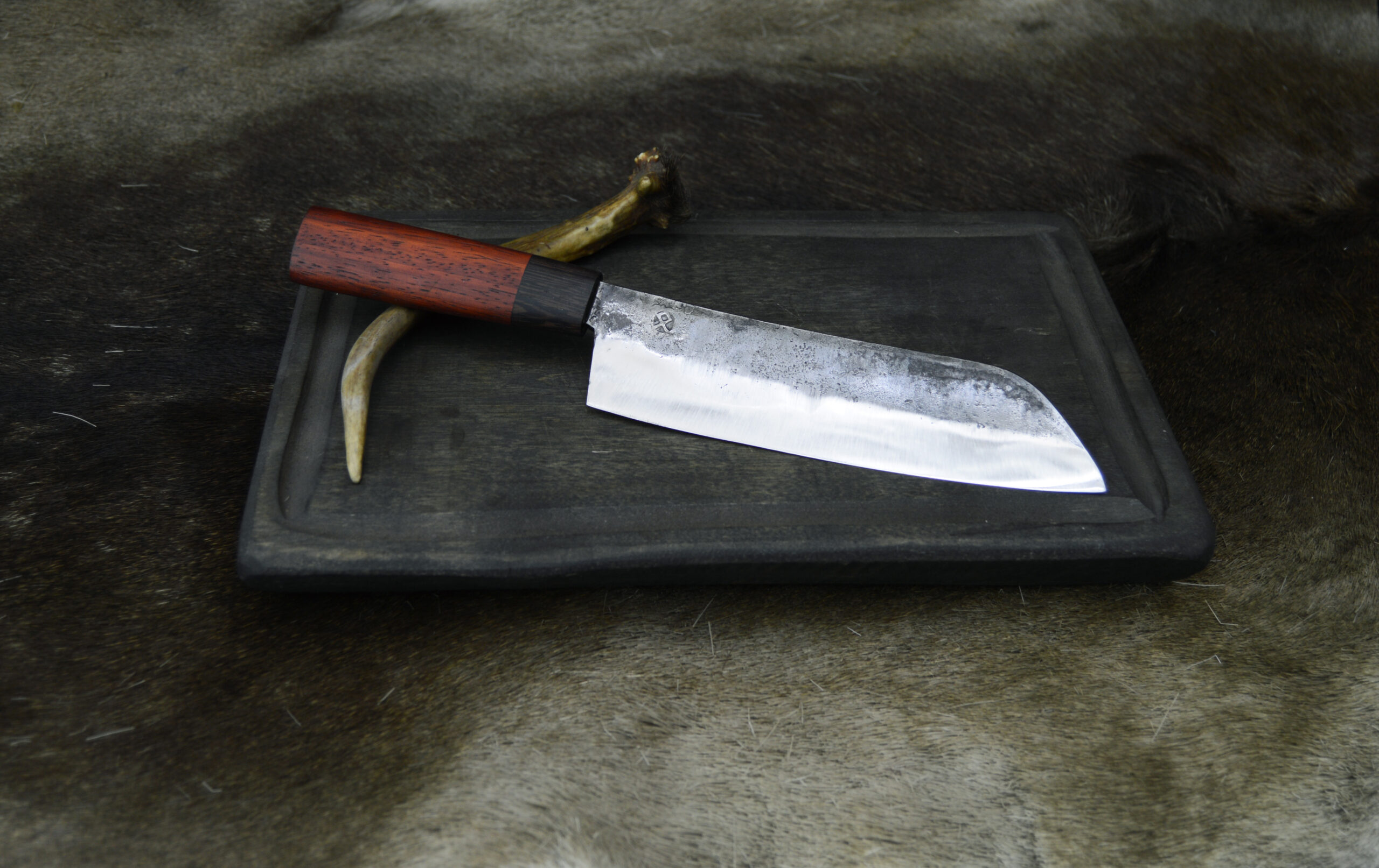 Taottu santoku-veitsi